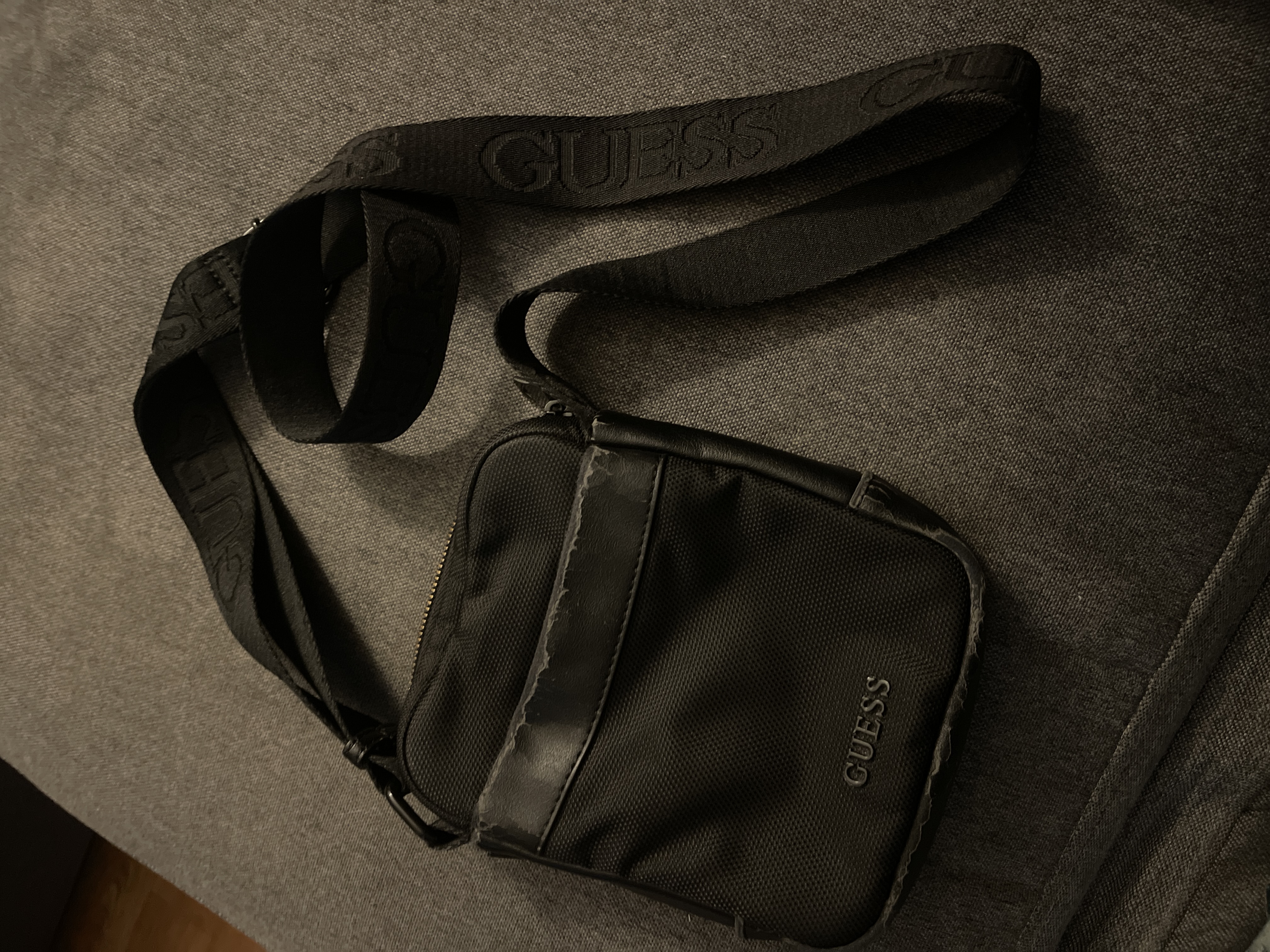 Sac Guess Non spécifié confie a Turn The Bags pour restauration - photo 1